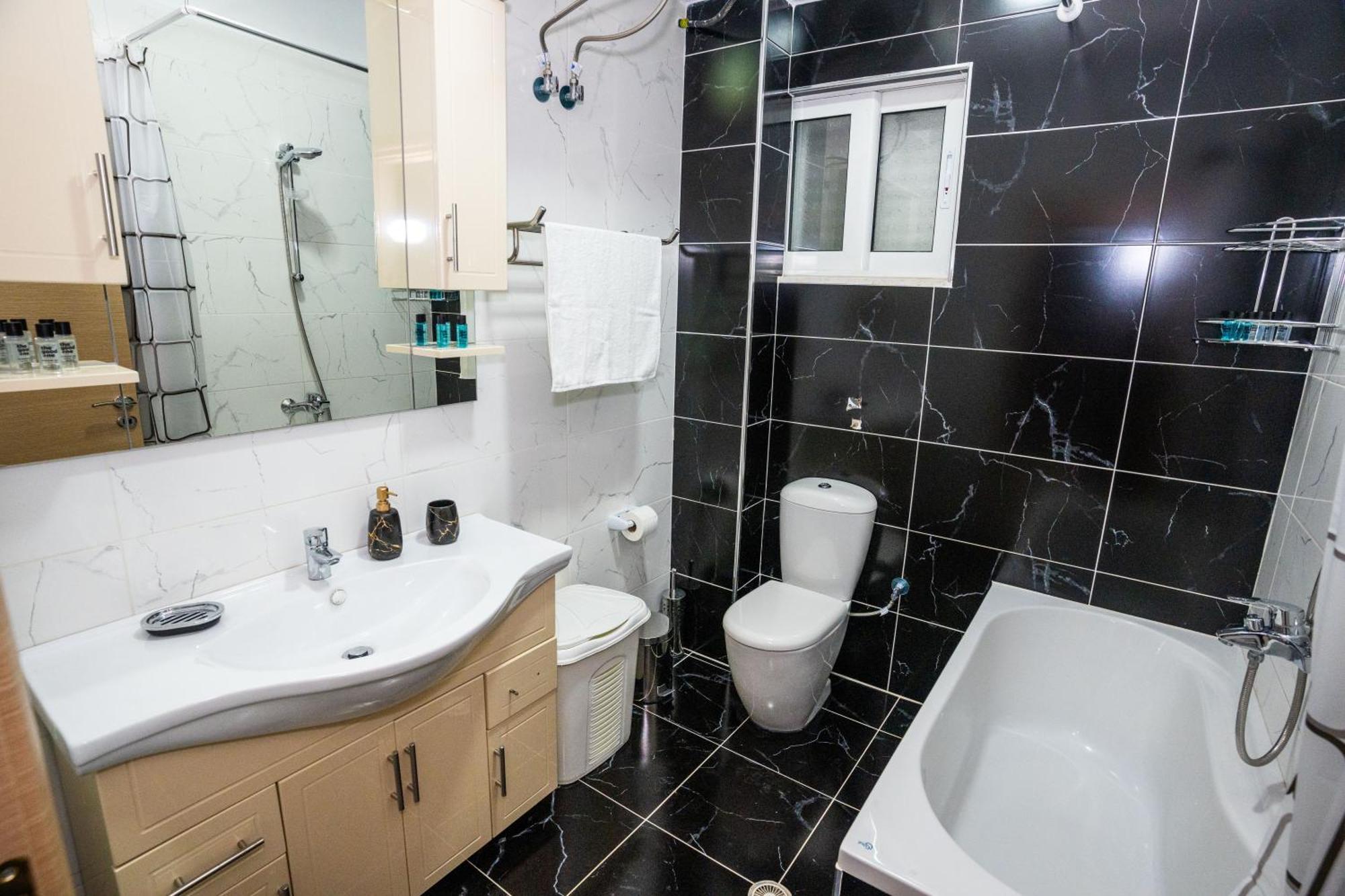 A&V Apartments Sarande Bagian luar foto
